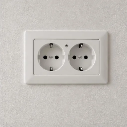 Witte dubbele wandcontactdoos op een strak afgewerkte muur